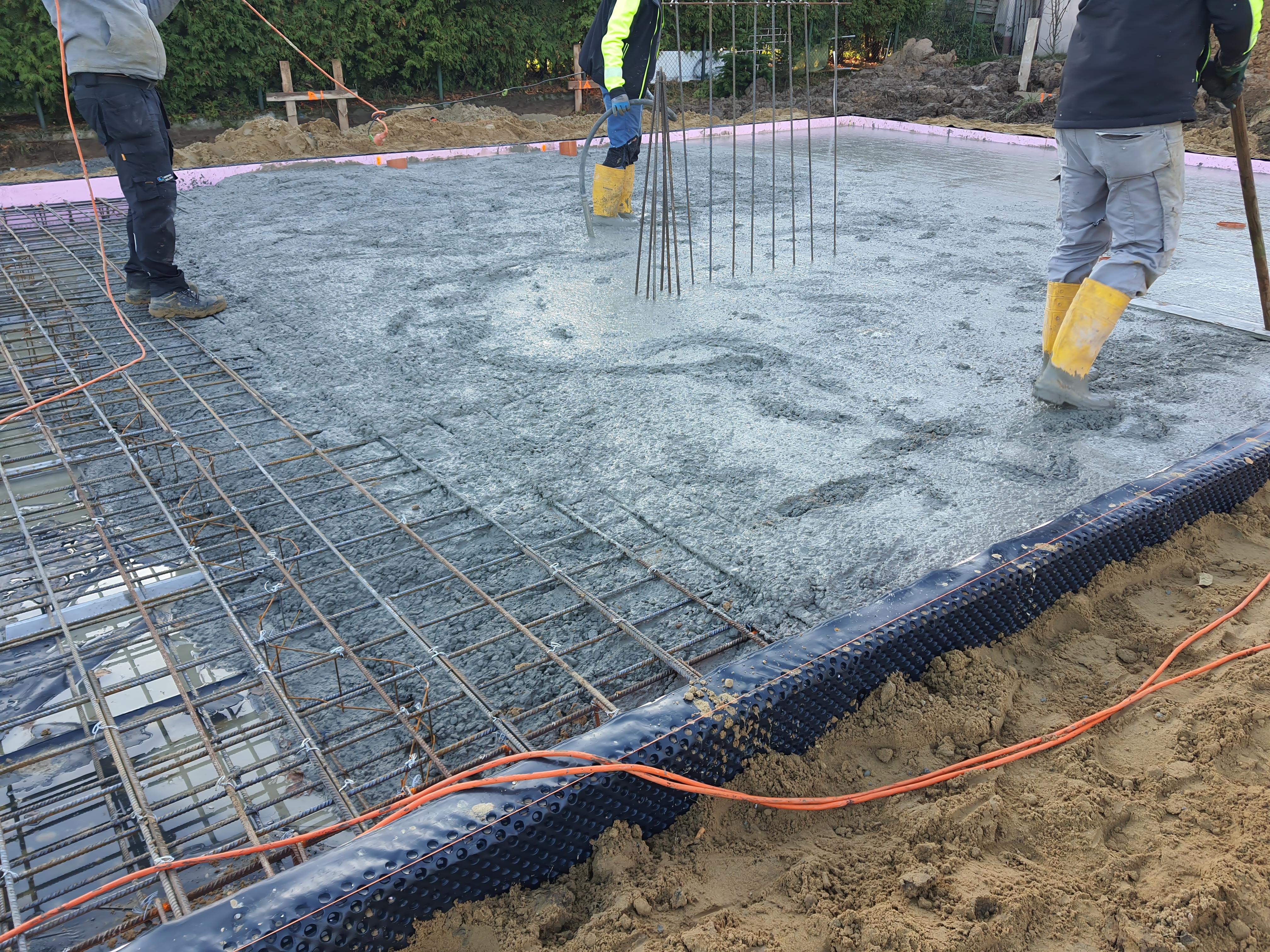 Zdjęcie z budowy przedstawiające płytę fundamentową ocieploną styrodurem XPS