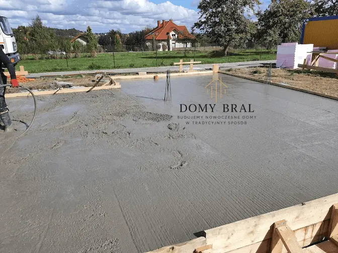 Zdjęcie z budowy: Wylewanie i zagęszczanie betonu - częściowo gotowa płyta fundamentowa