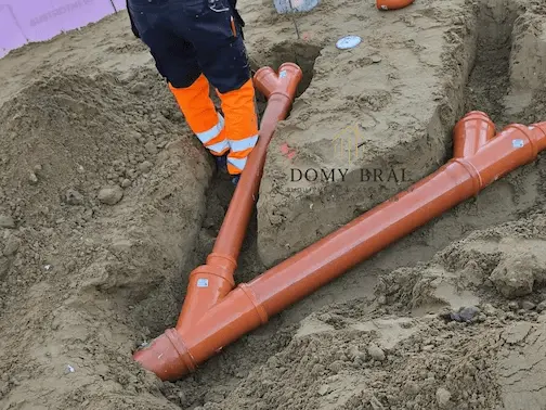 Zdjęcie z budowy: Rozkładanie kanalizacji pod płytą fundamentową