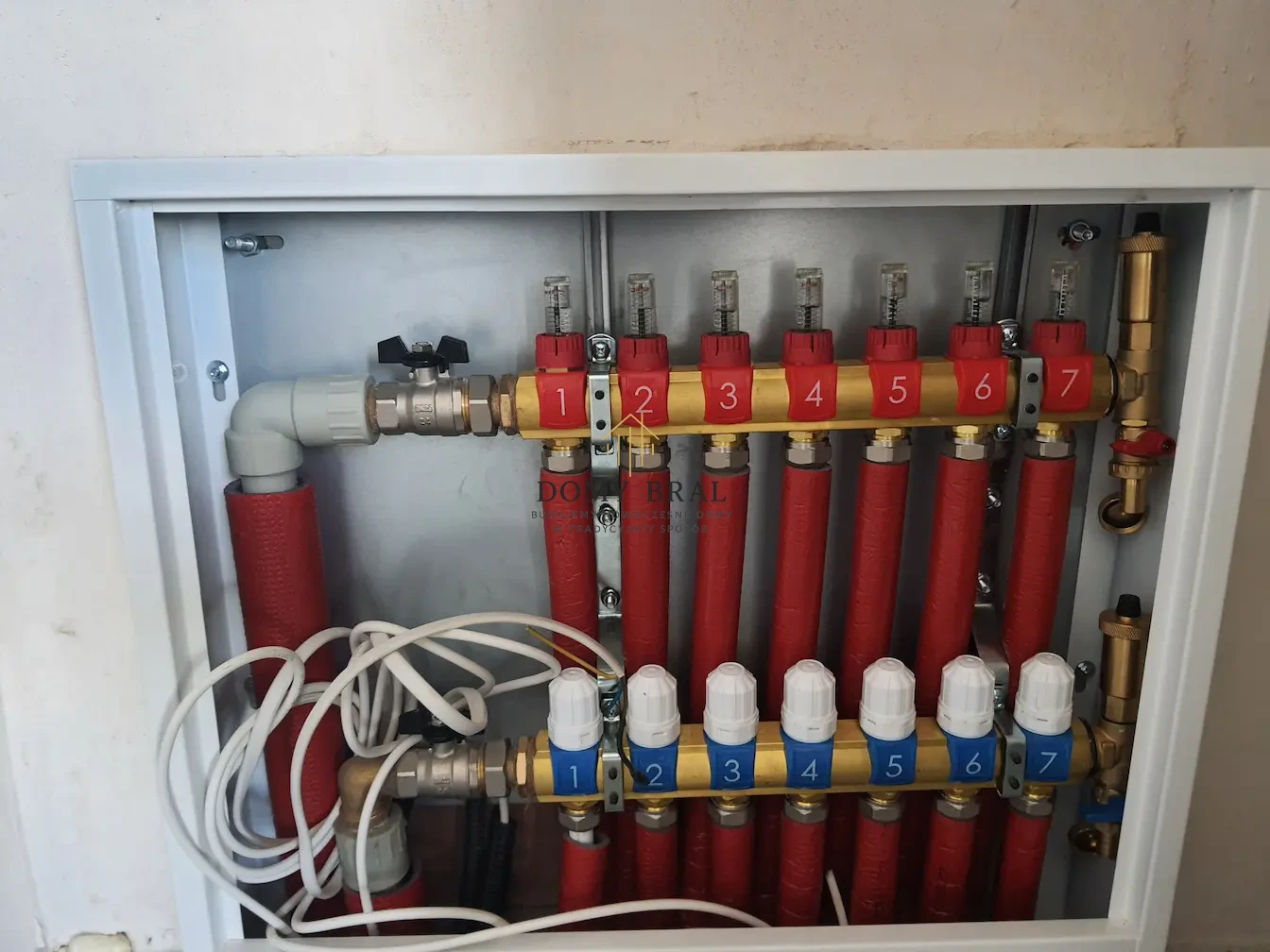 Zdjęcie z budowy: Skrzynka rozdzielacza ogrzewania podłogowego