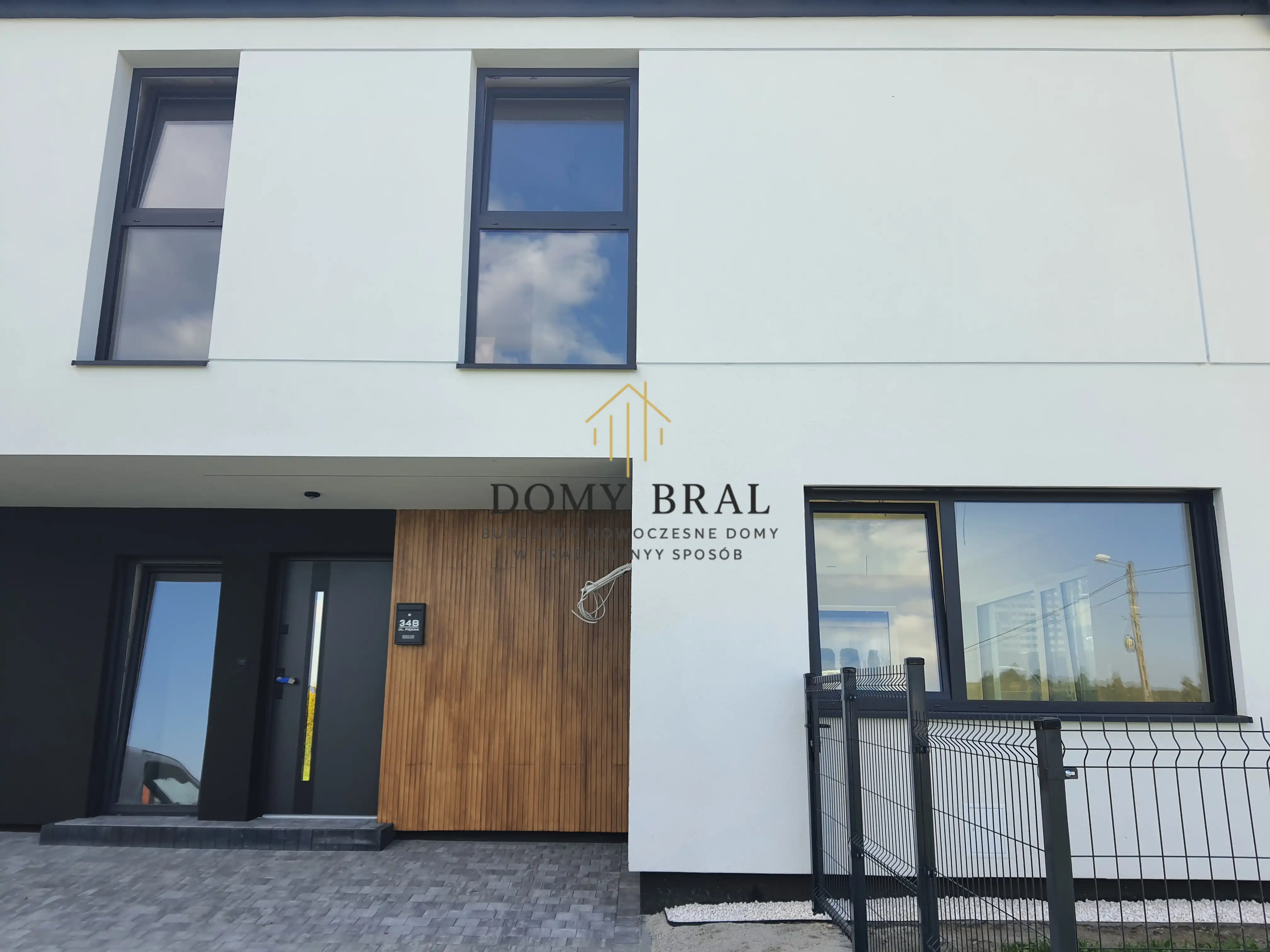 Zdjęcie z budowy: Gotowa elewacja domu, stolarka drzwiowa, drzwi zewnętrzne, deska elewacyjna