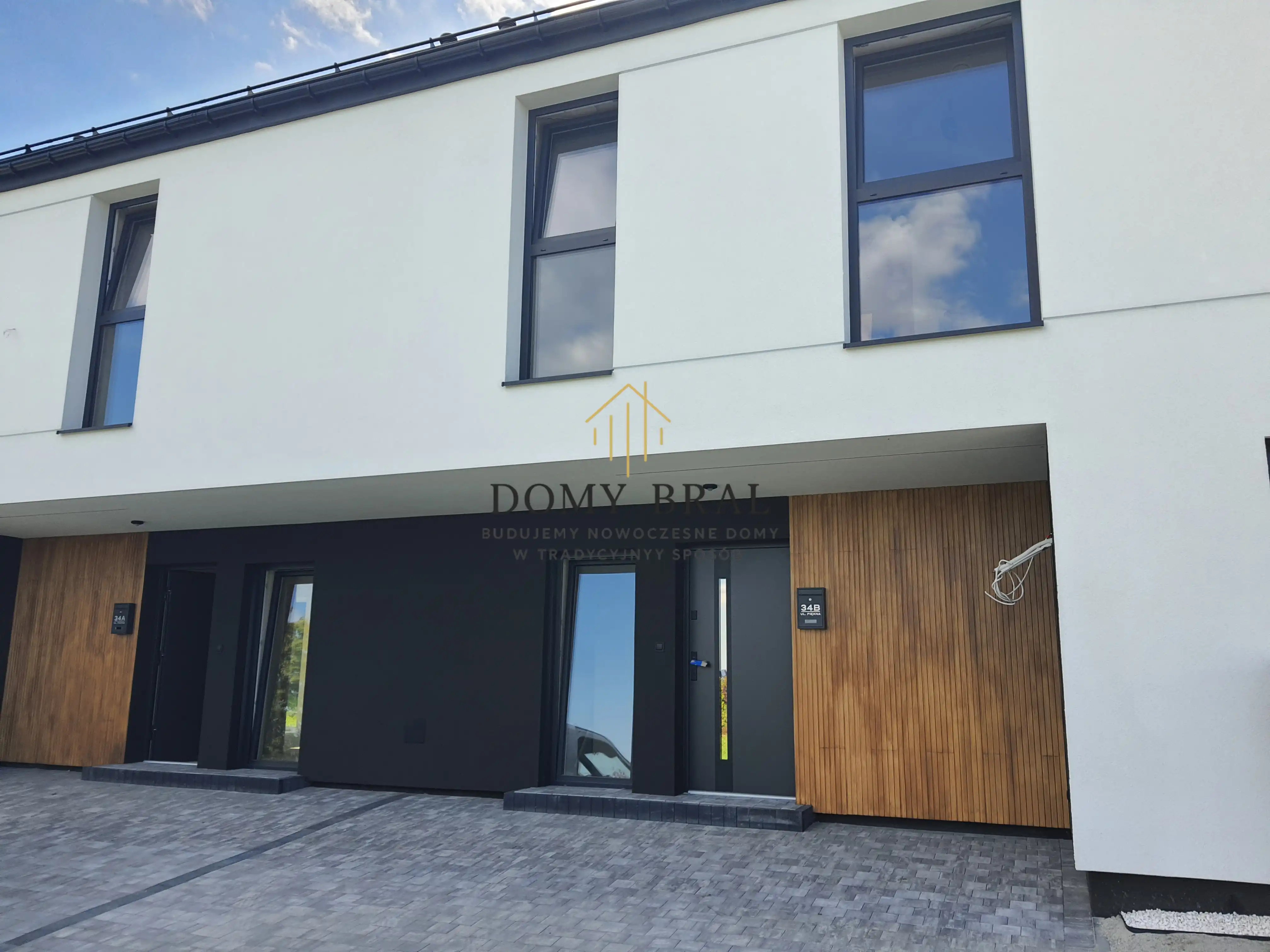 Zdjęcie z budowy: Gotowa elewacja domu, stolarka drzwiowa, drzwi zewnętrzne, okna, deska elewacyjna