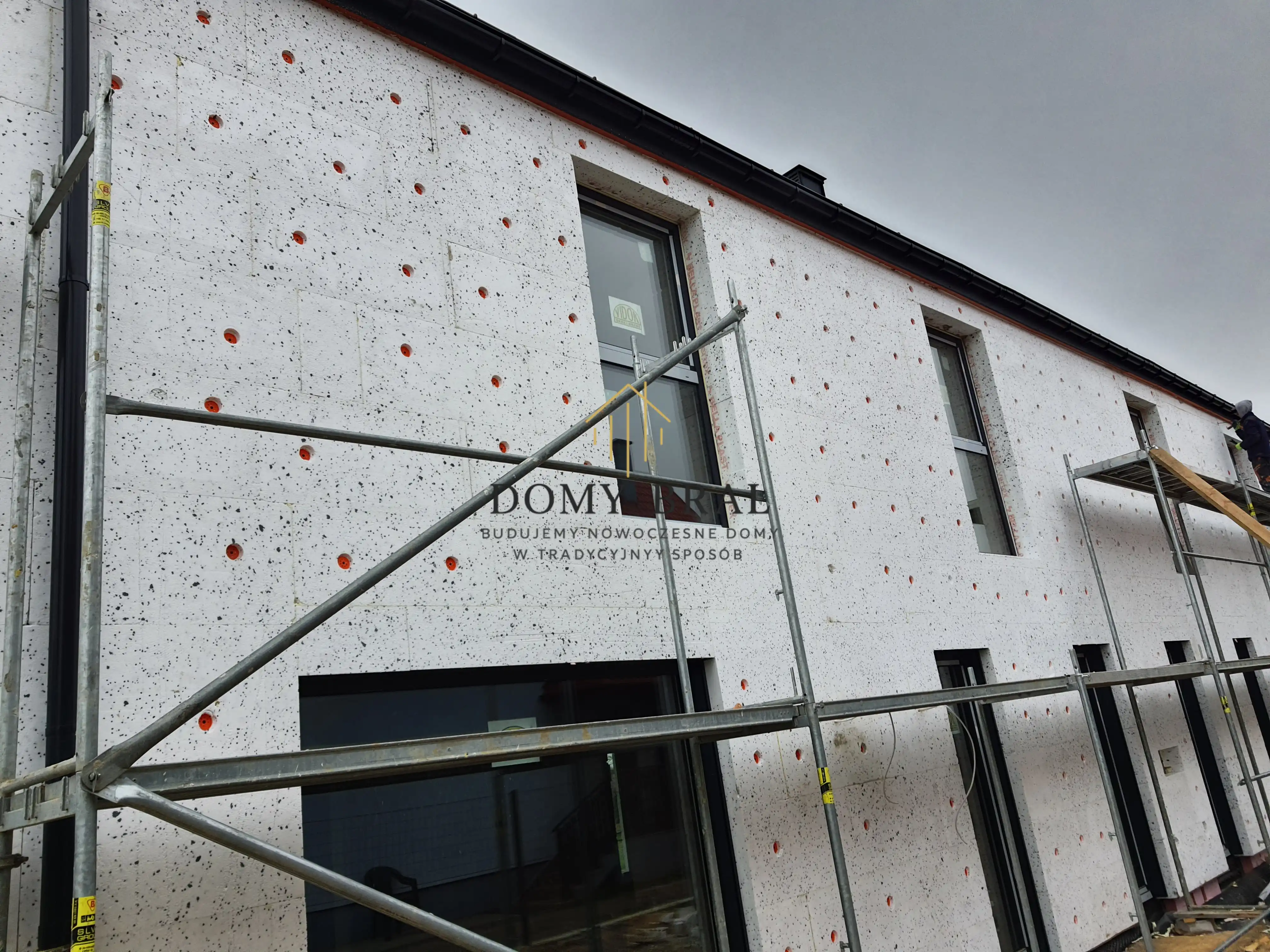Zdjęcie z budowy: Kołkowanie styropianu 20cm na elewacji domu