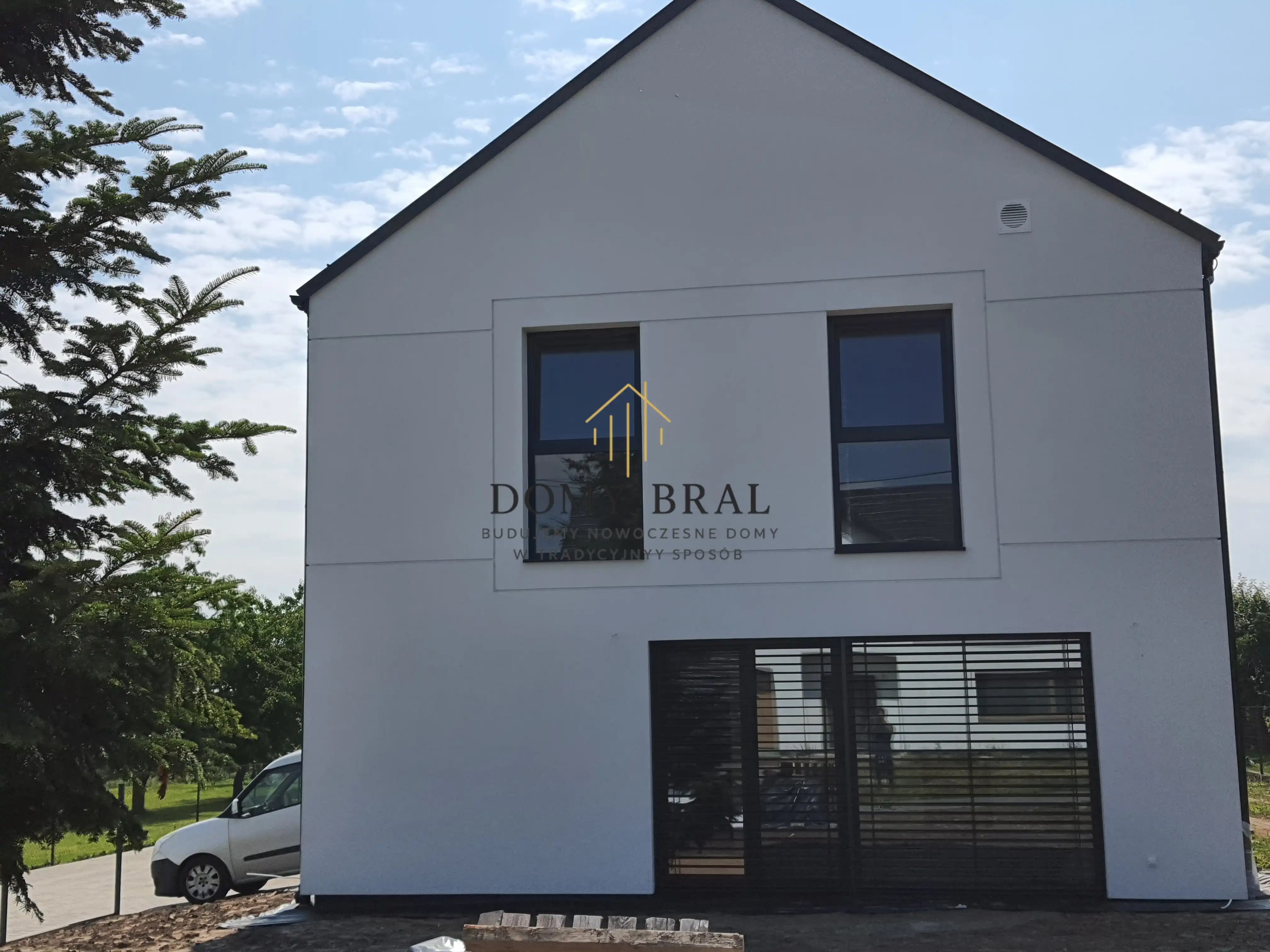 Zdjęcie z budowy: Elewacja zewnętrzna domu, żaluzje fasadowe