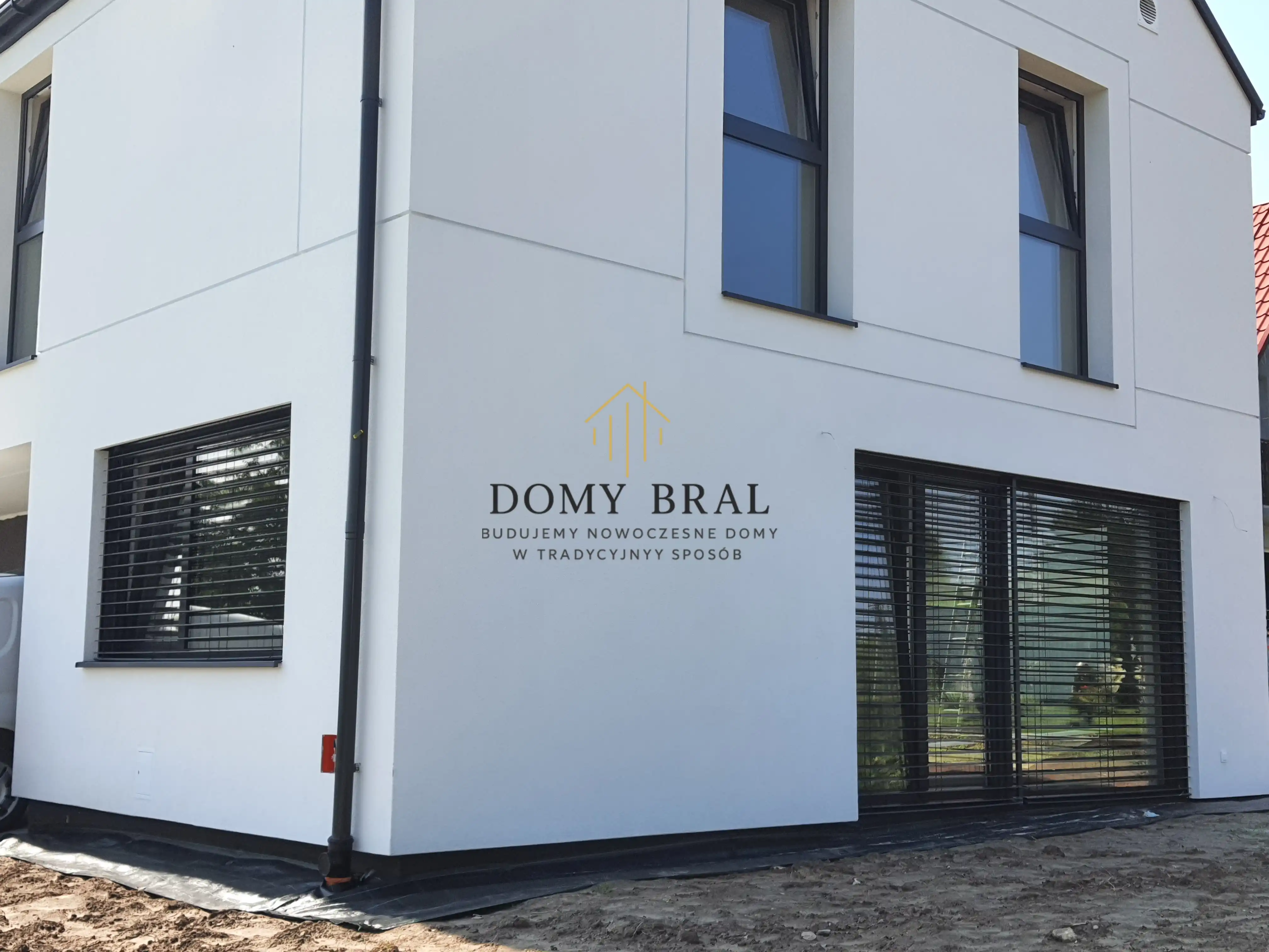 Zdjęcie z budowy: Elewacja zewnętrzna domu, żaluzje fasadowe