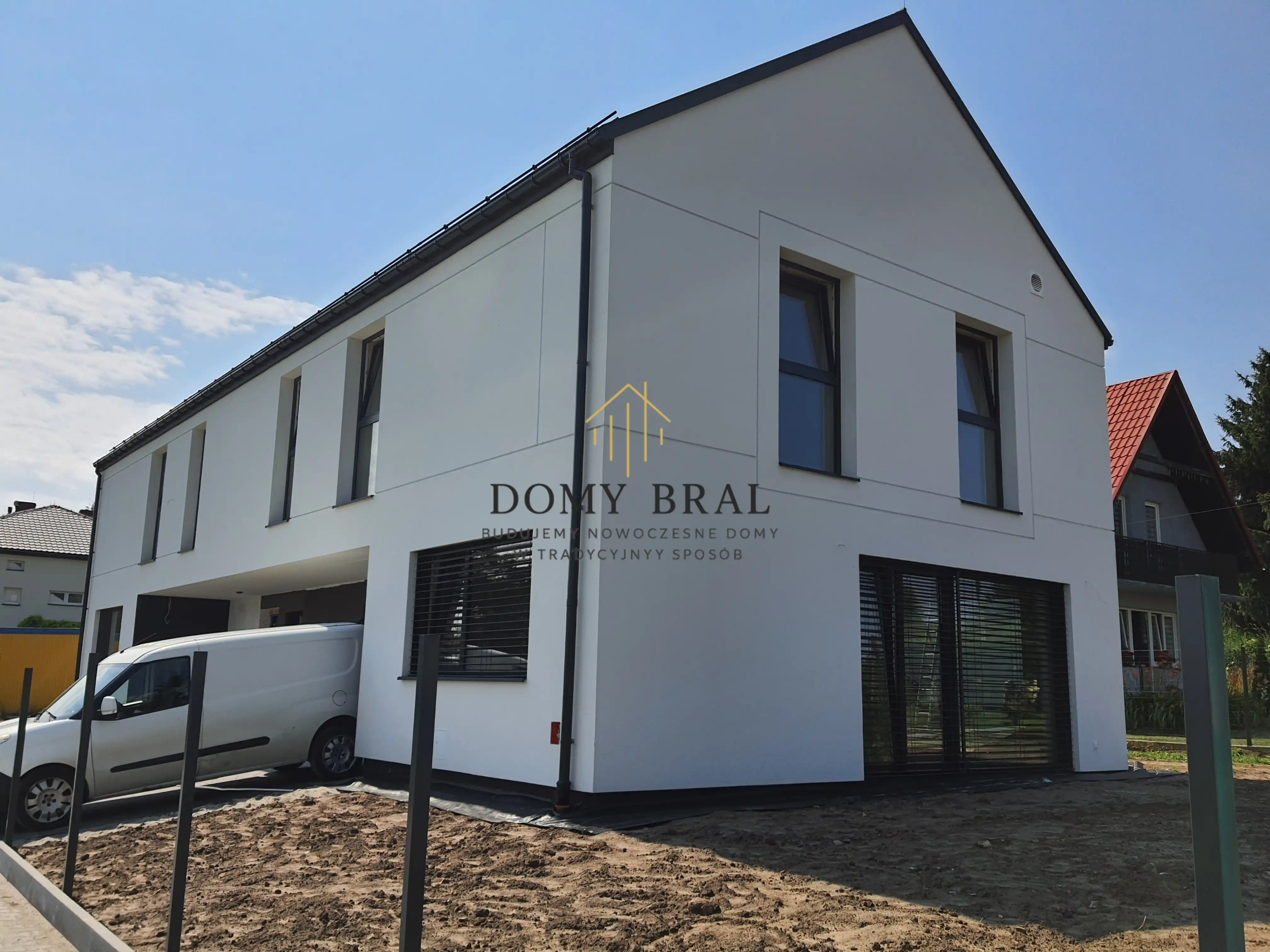 Zdjęcie z budowy: Gotowa biała elewacja domu jednorodzinnego