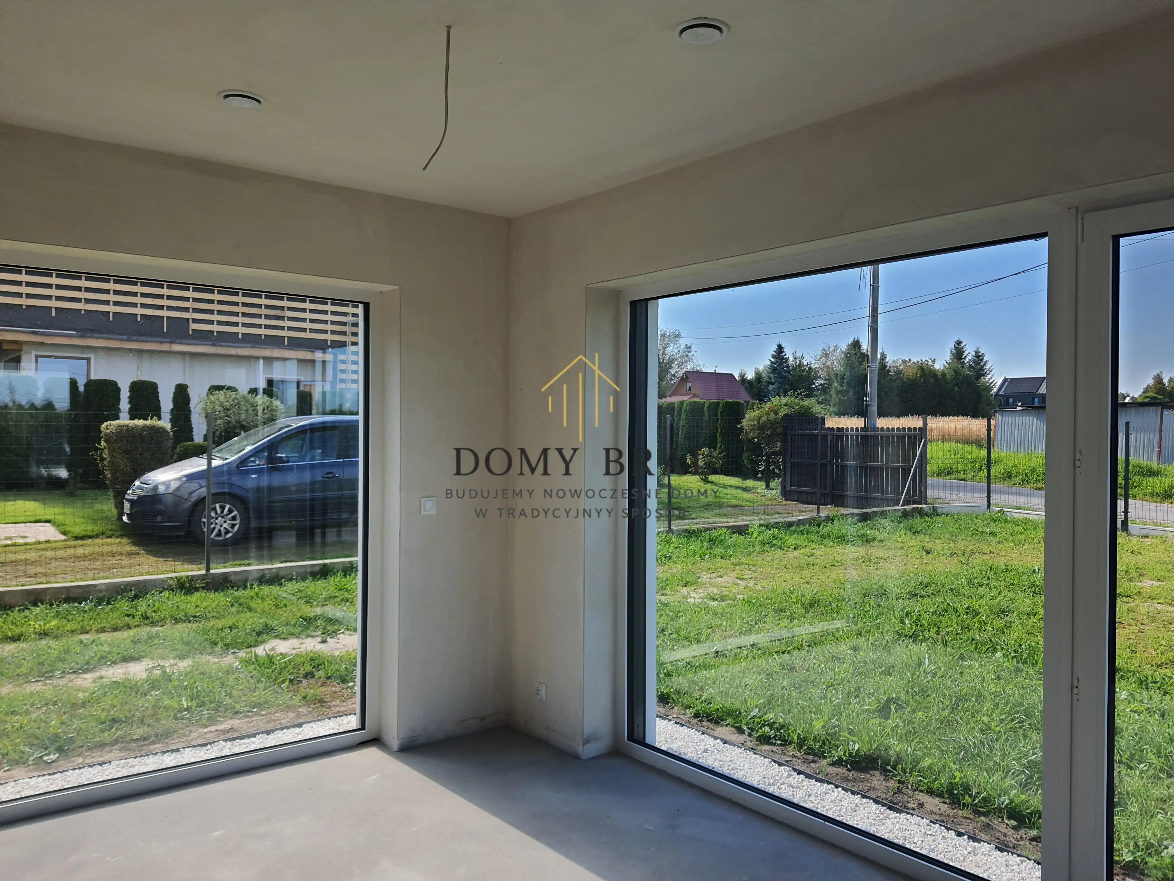 Zdjęcie z budowy: Tynki wewnętrzne, stolarka okienna, duże przeszkleania salon