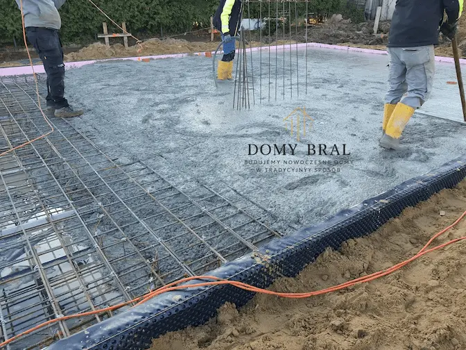 Zdjęcie z budowy przedstawiające płytę fundamentową ocieploną styrodurem XPS